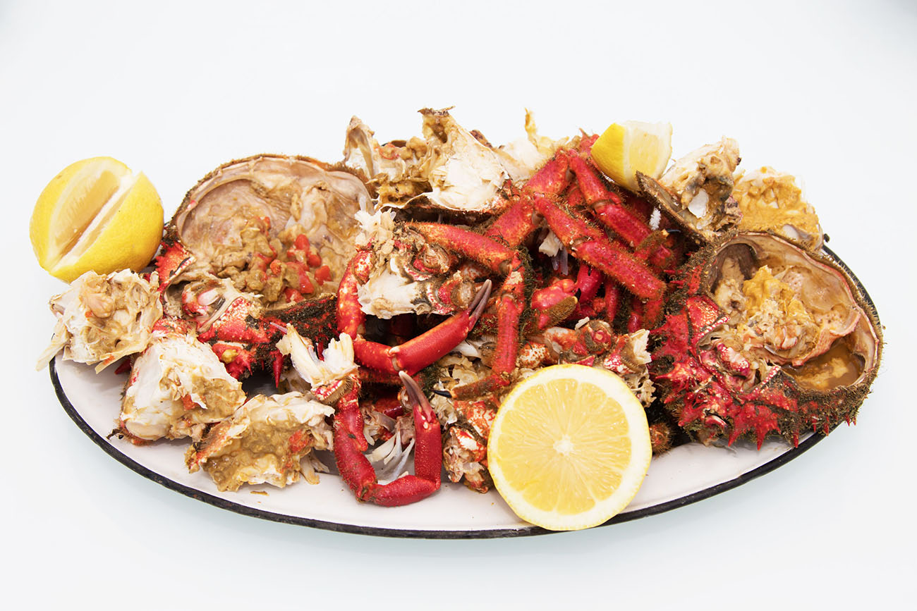 crab and shellfish tray of the galician estuary